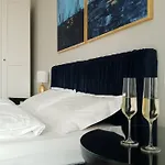 Riverside & Private Parking, King Bed & Crib