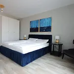 Riverside & Private Parking, King Bed & Crib