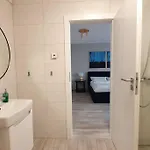 Διαμέρισμα Riverside & Private Parking, King Bed & Crib