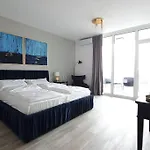 Riverside & Private Parking, King Bed & Crib Daire