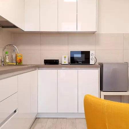 Daire Riverside & Private Parking, King Bed & Crib *