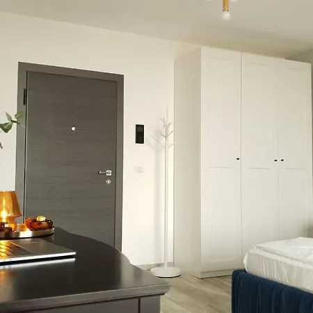 דירה Riverside & Private Parking, King Bed & Crib
