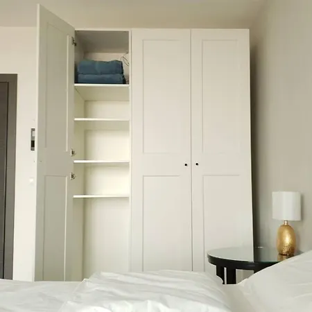 Riverside & Private Parking, King Bed & Crib דירה *
