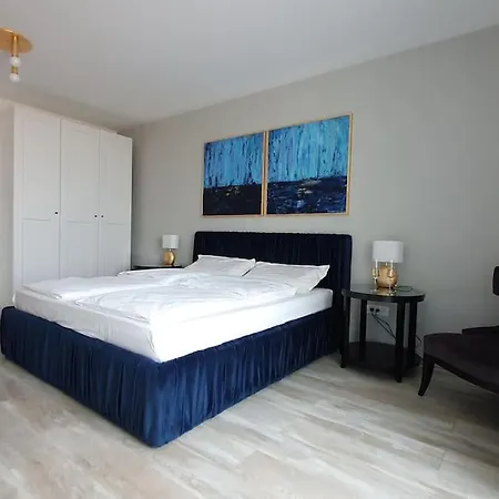 Riverside & Private Parking, King Bed & Crib