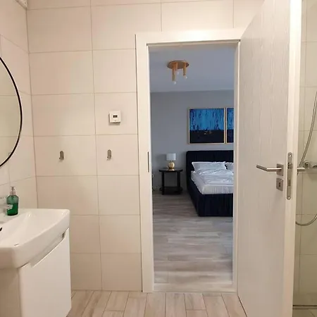 דירה Riverside & Private Parking, King Bed & Crib