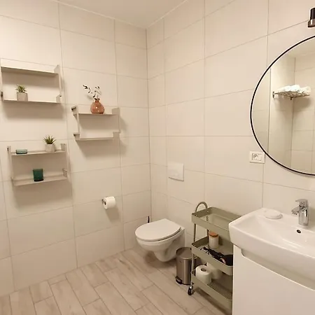 דירה Riverside & Private Parking, King Bed & Crib *