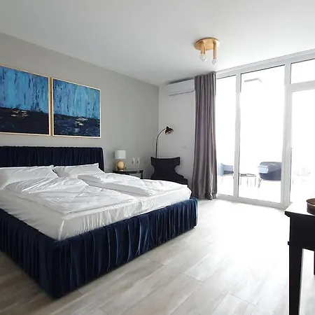 Riverside & Private Parking, King Bed & Crib דירה
