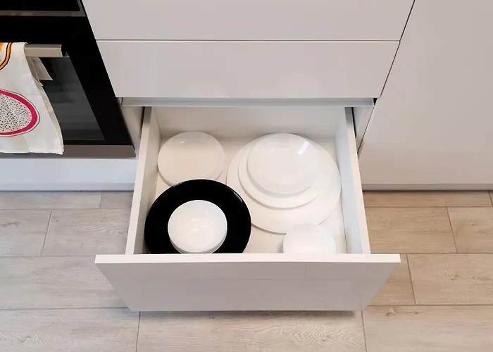 Riverside & Private Parking, King Bed & Crib *