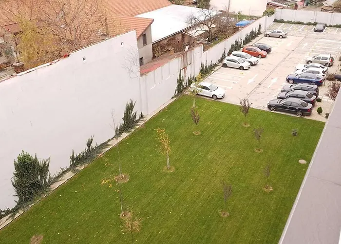 Riverside & Private Parking, King Bed & Crib