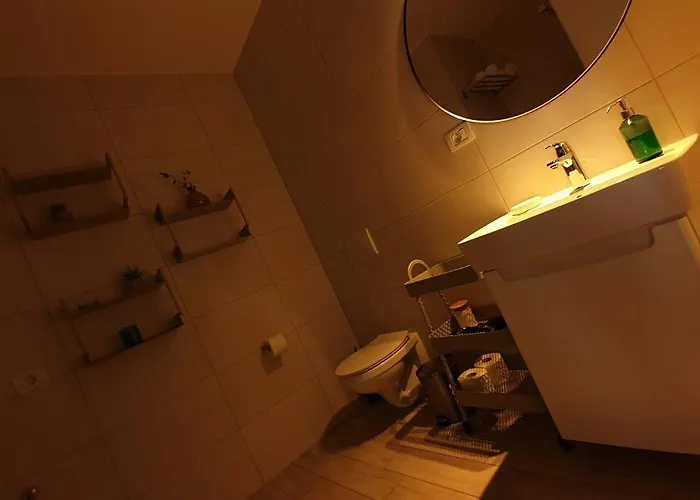 Riverside & Private Parking, King Bed & Crib Appartamento