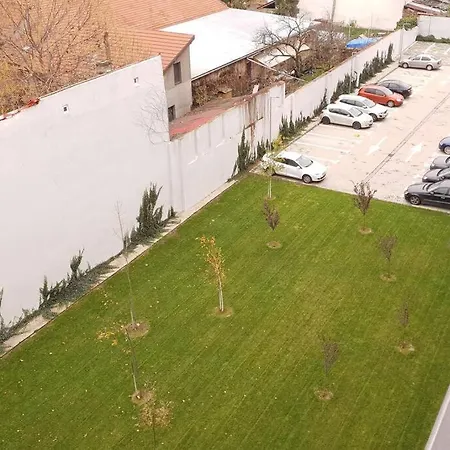 Riverside & Private Parking, King Bed & Crib