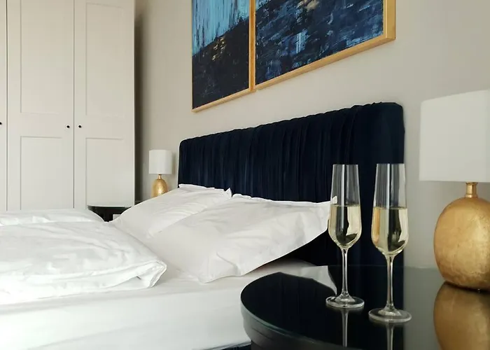 Riverside & Private Parking, King Bed & Crib