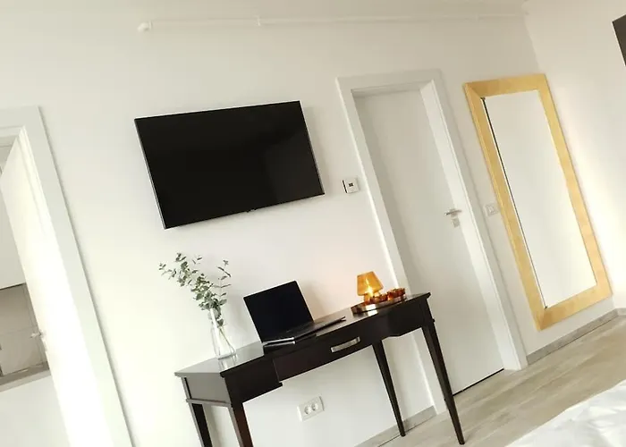 Riverside & Private Parking, King Bed & Crib Lägenhet *