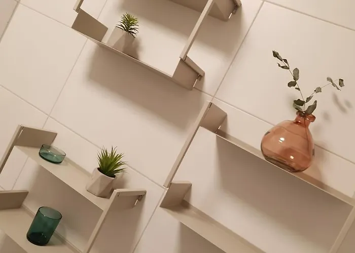 Riverside & Private Parking, King Bed & Crib *