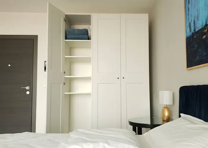 Riverside & Private Parking, King Bed & Crib Lägenhet *