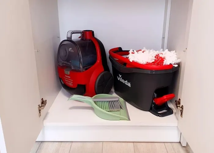 Riverside & Private Parking, King Bed & Crib