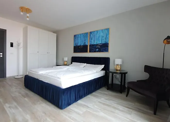 Riverside & Private Parking, King Bed & Crib