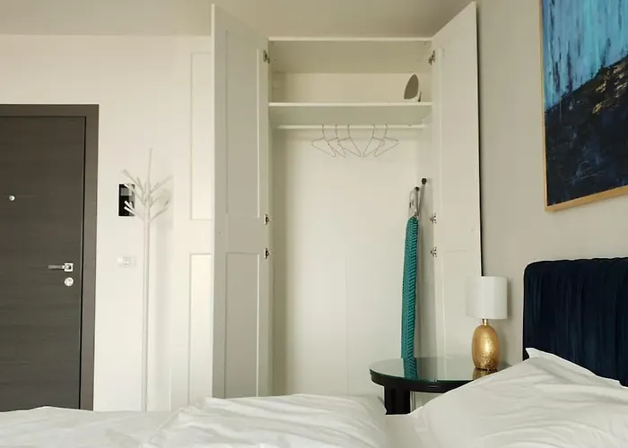 Riverside & Private Parking, King Bed & Crib Lägenhet