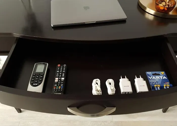 Riverside & Private Parking, King Bed & Crib