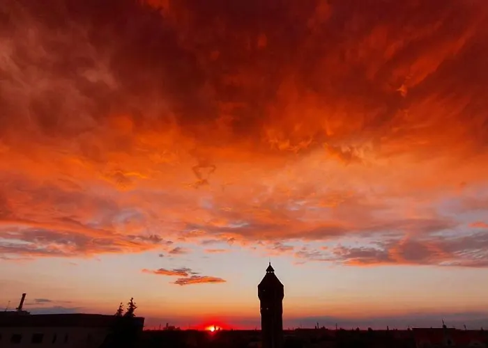 Riverside & Private Parking, King Bed & Crib